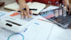 Hand displaying holographic icons for pricing signals including quality, security, and trust; infographic by Mainbrain Research.